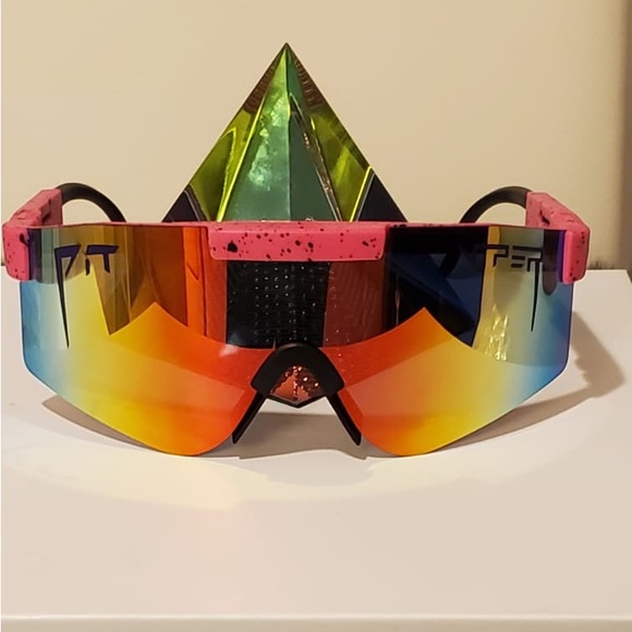 Lightweight Sports Sunglasses - Picture 3 of 3